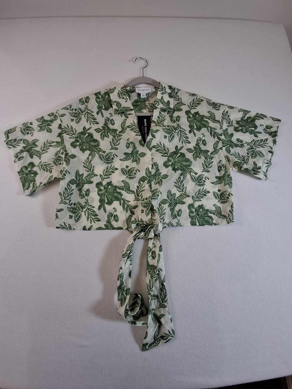 Marc New York Women's Size M  Green and Cream Floral Tie-Front Crop Top